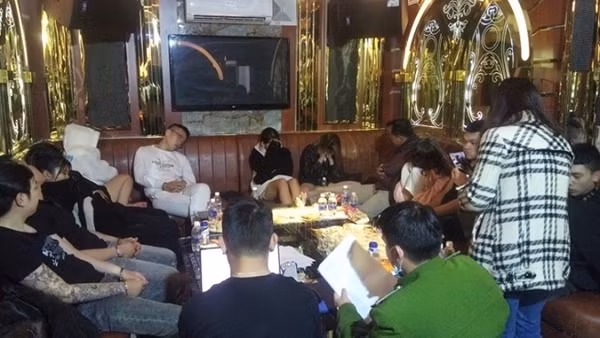 16 thanh niên “mở tiệc” ma túy trong quán karaoke đã tạm đình chỉ