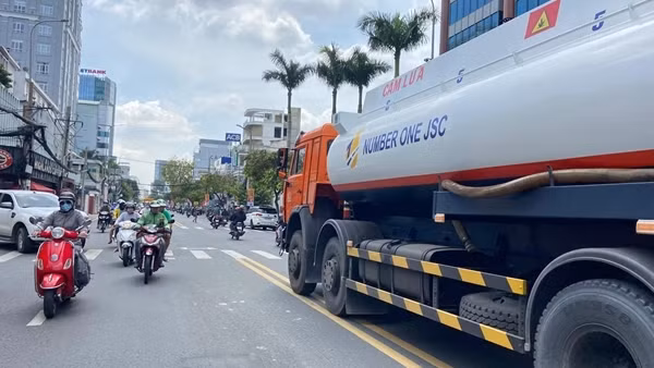 Sở GTVT Hà Nội lên tiếng trước thông tin xe chở xăng dầu không được cấp phép vào nội đô ban ngày
