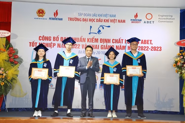 Trường Đại học Dầu khí Việt Nam khai giảng năm học 2022-2023 và trao bằng thạc sĩ, kỹ sư -1