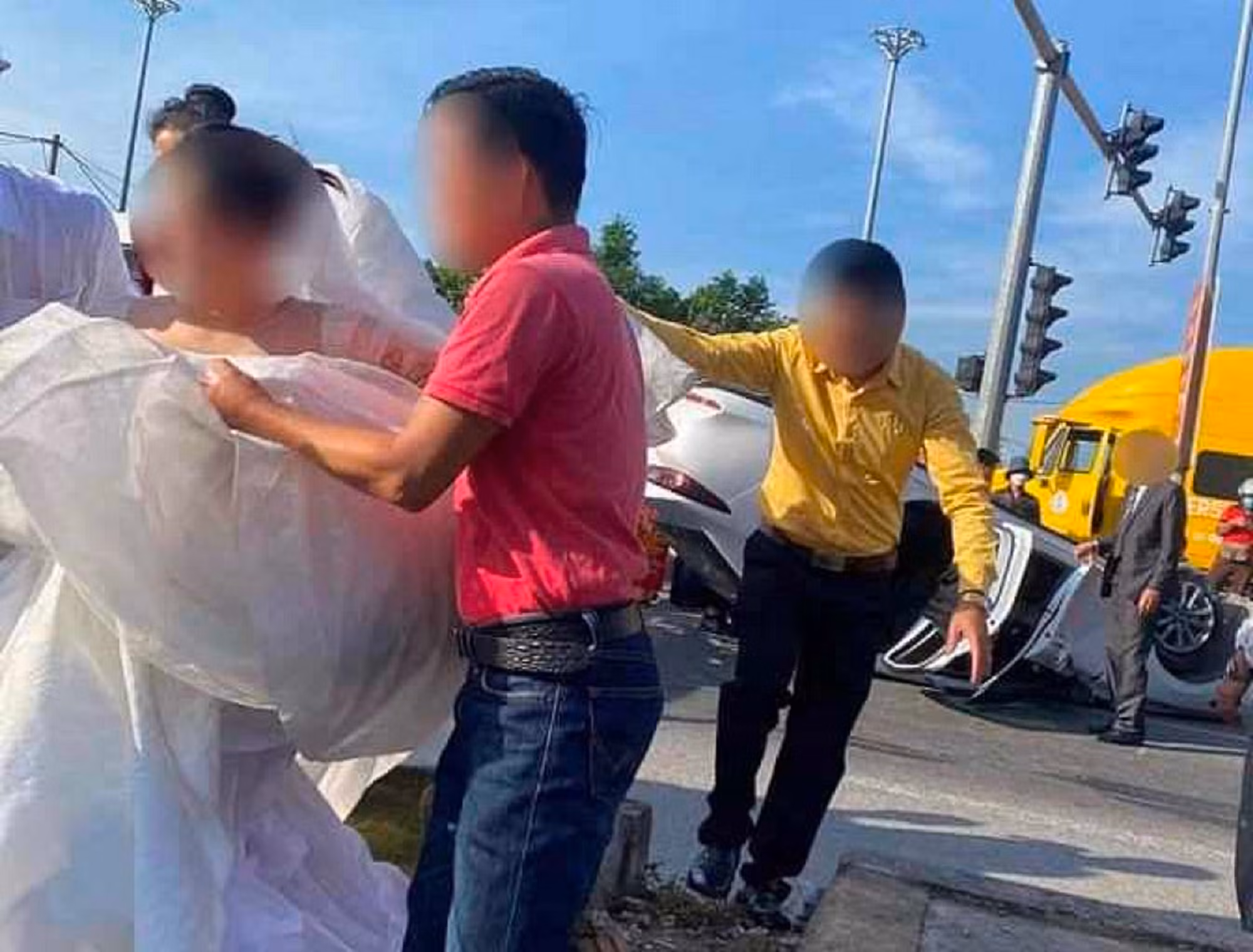 Xe hoa chở cô dâu, chú rể bị lật ngửa ở Hải Phòng -0