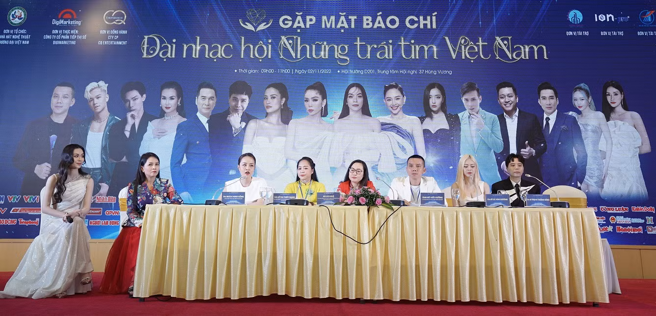 Tuấn Hưng, Hồ Ngọc Hà, Lệ Quyên hát tại đại nhạc hội “Những trái tim Việt Nam” -0