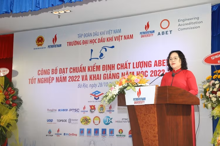 Trường Đại học Dầu khí Việt Nam khai giảng năm học 2022-2023 và trao bằng thạc sĩ, kỹ sư -0