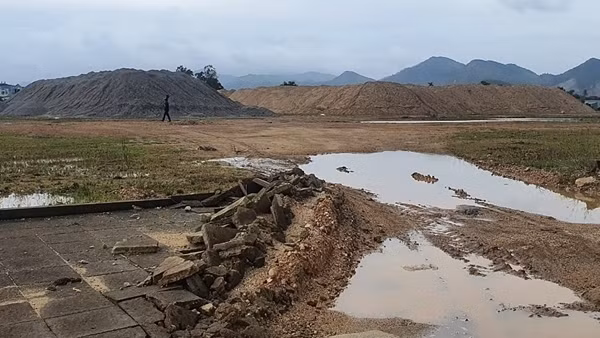Nguy cơ ô nhiễm môi trường từ bãi trữ cát, đá không phép