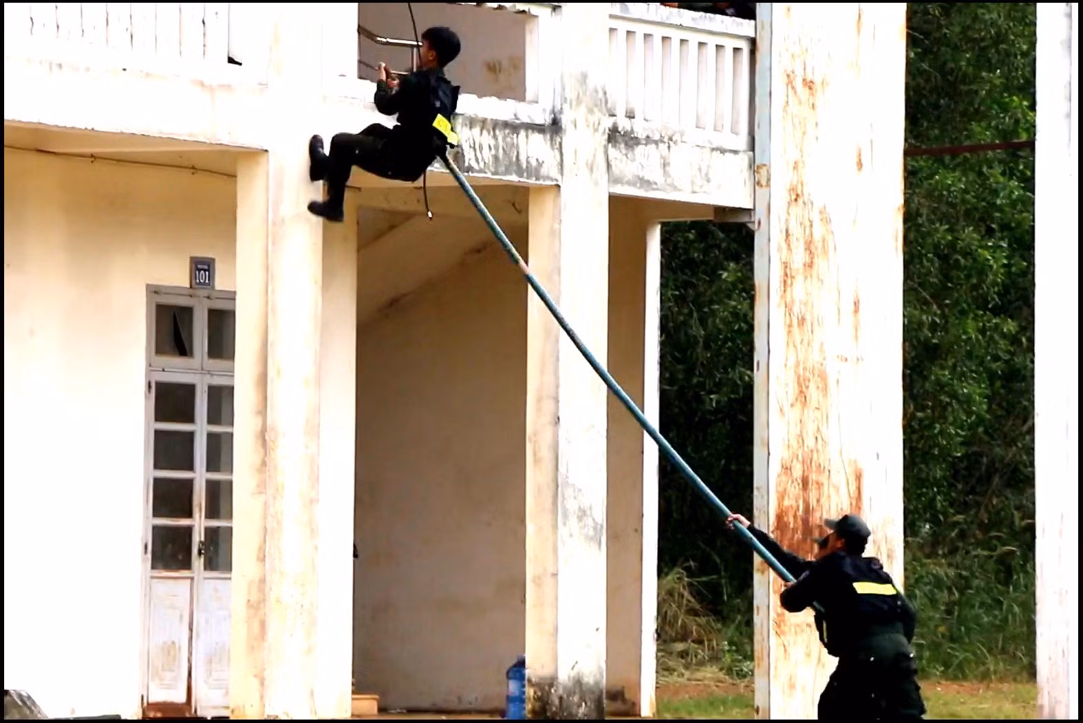Trên thao trường của Cảnh sát đặc nhiệm -0
