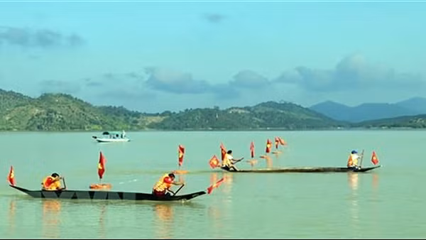 Độc đáo lễ hội đua thuyền độc mộc trên sông Pô Kô