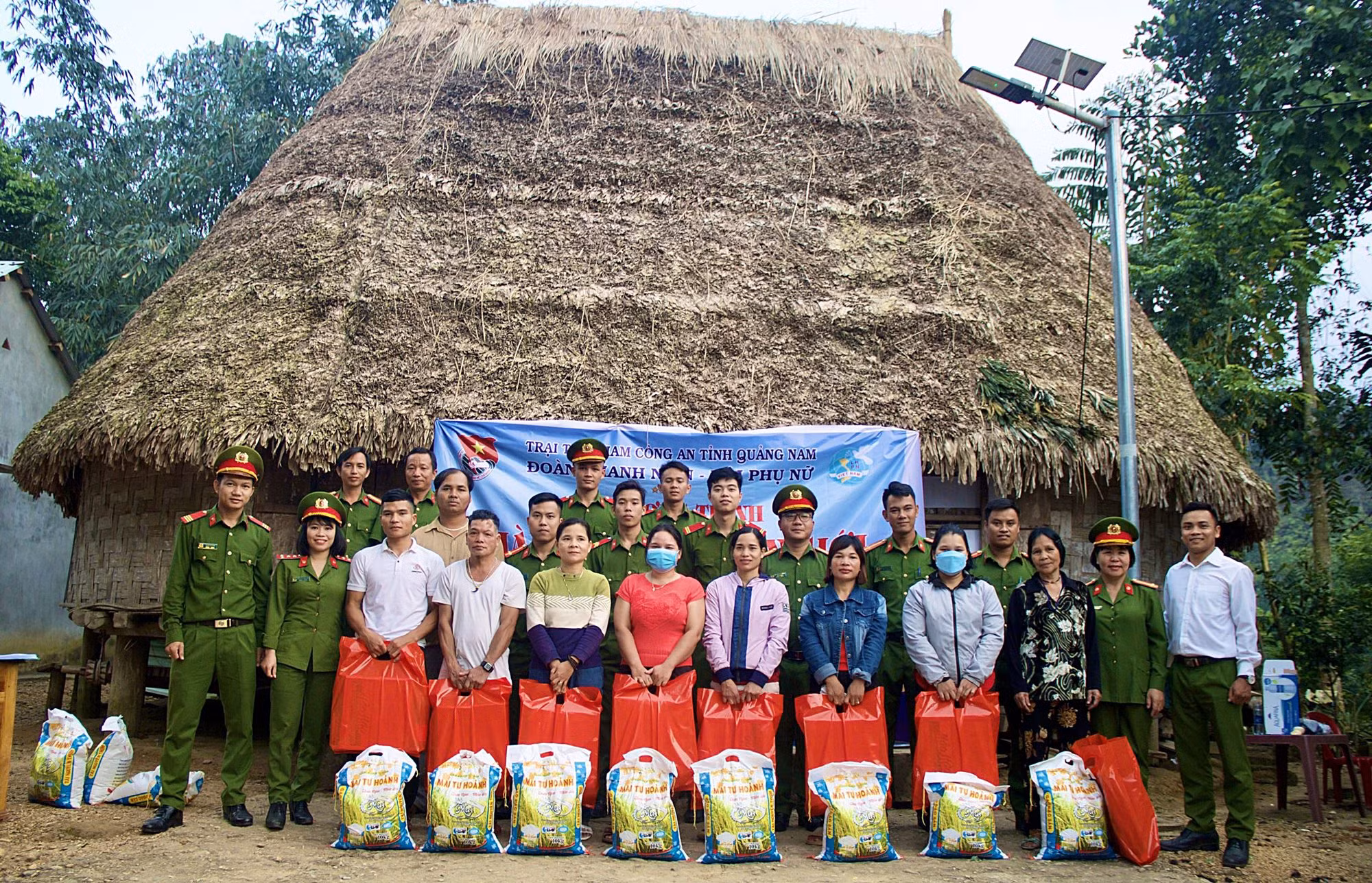 Ấm áp chương trình “Hành trình biên giới” tại Quảng Nam -0
