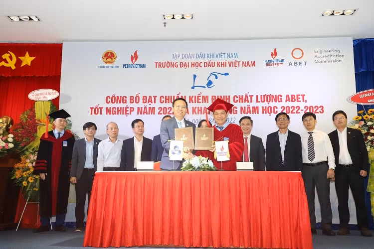 Trường Đại học Dầu khí Việt Nam khai giảng năm học 2022-2023 và trao bằng thạc sĩ, kỹ sư -0