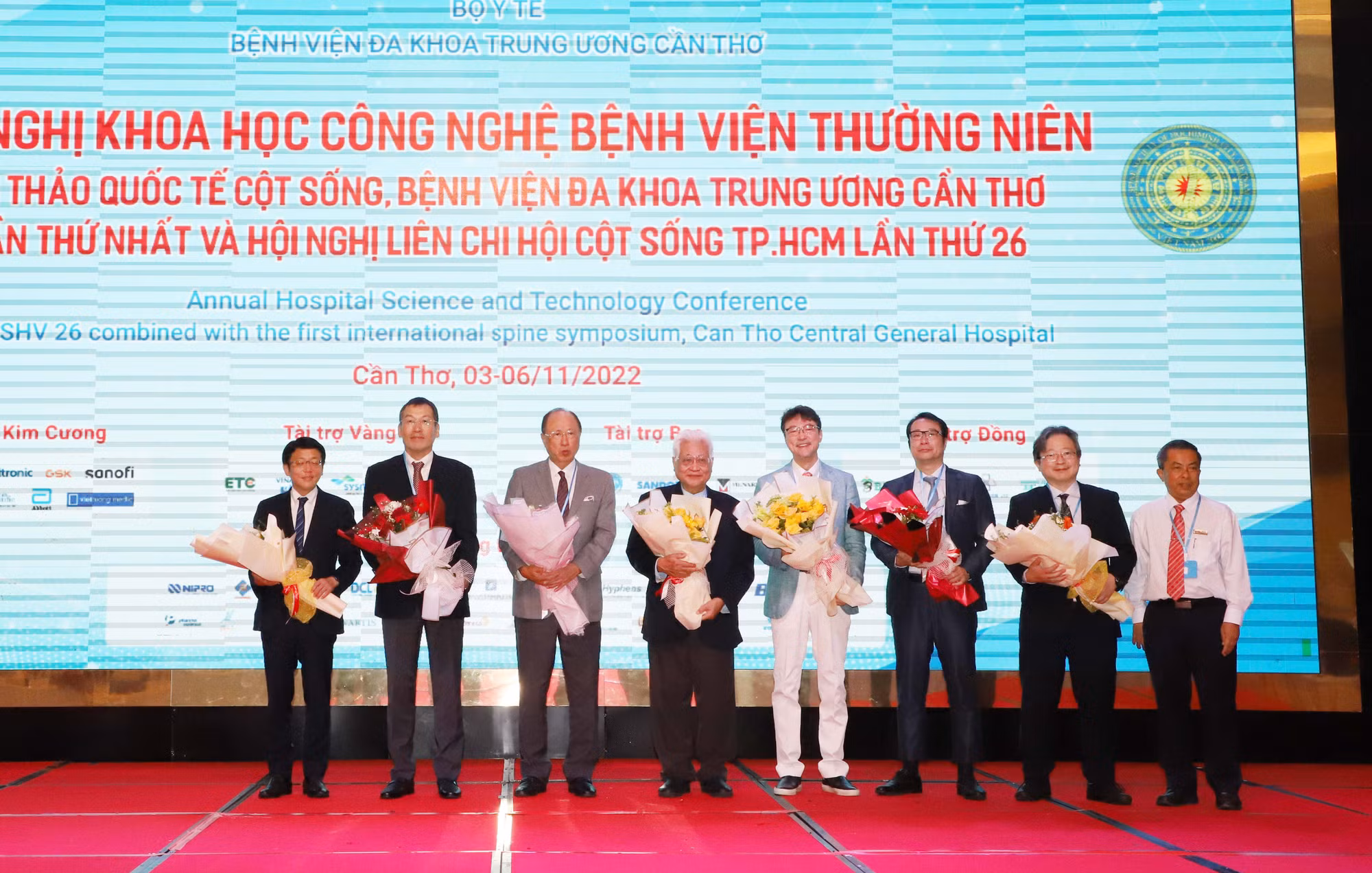 Ứng dụng công nghệ hiện đại trong điều trị, khám chữa bệnh cho nhân dân -0