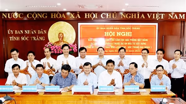 Bàn giao hồ sơ cắm cọc giải phóng mặt bằng cao tốc Châu Đốc – Cần Thơ – Sóc Trăng giai đoạn 1