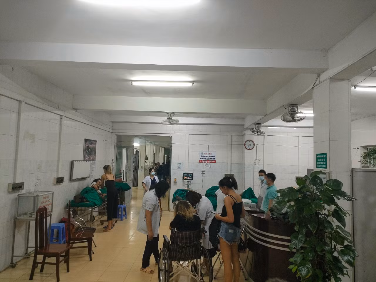 Xe khách mất phanh khi xuống dốc gây tai nạn làm 20 người bị thương -0