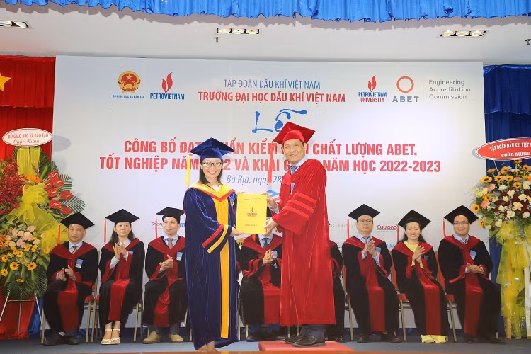 Trường Đại học Dầu khí Việt Nam khai giảng năm học 2022-2023 và trao bằng thạc sĩ, kỹ sư -0