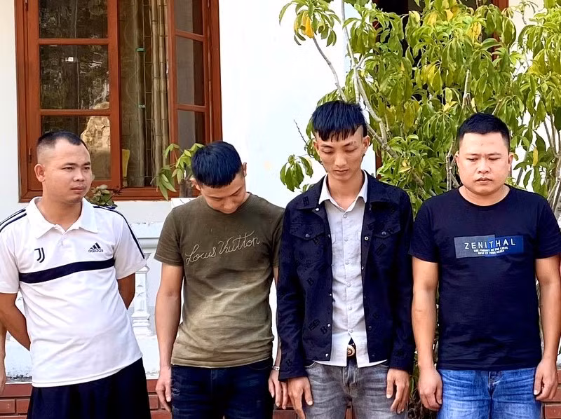 Bắt quả tang nhóm nam nữ 