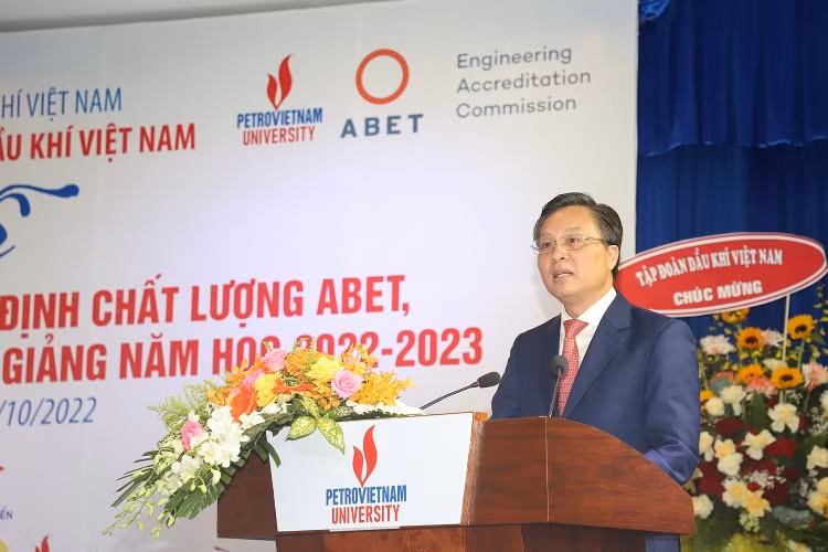 Trường Đại học Dầu khí Việt Nam khai giảng năm học 2022-2023 và trao bằng thạc sĩ, kỹ sư -0