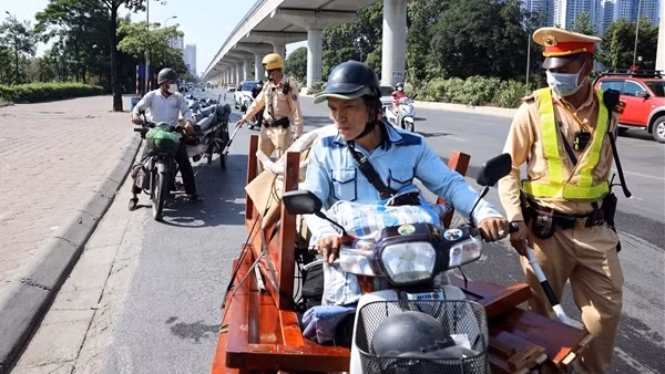 CSGT bắt loạt “hung thần” ba bánh và xe cũ nát