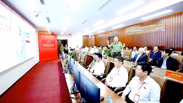 Đoàn đại biểu Quốc hội thăm, trao đổi kinh nghiệm tại Trung tâm Dữ liệu Quốc gia về dân cư