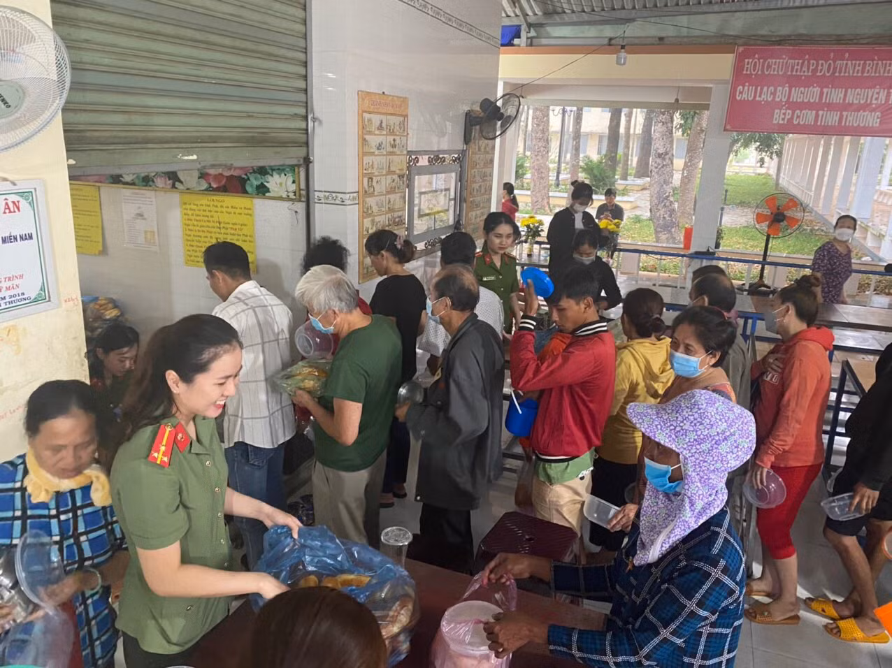 Trao hơn 300 suất cháo và 300 ổ bánh mì cho bệnh nhân và người nhà bệnh nhân -0