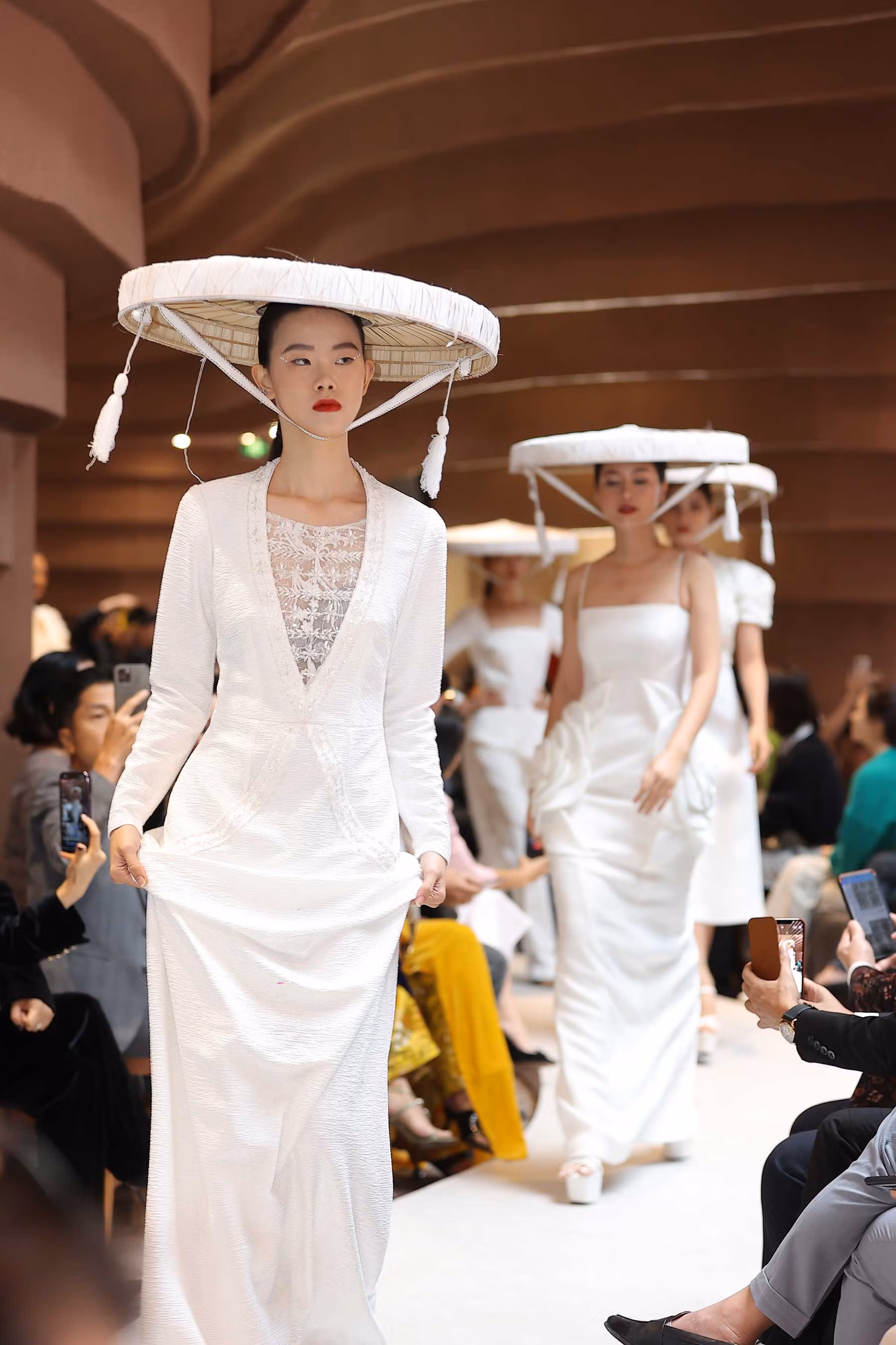 một số mẫu thiết kế của ntk hà duy lấy cảm hứng từ gốm sứ bát tràng.jpg -0