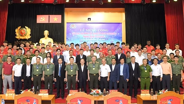 Mừng công Câu lạc bộ bóng đá CAND thăng hạng Giải bóng đá Vô địch quốc gia năm 2023