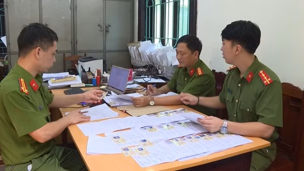 Làm giấy phép lái xe giả nhưng quảng bá "thật 100%, có mã QR"