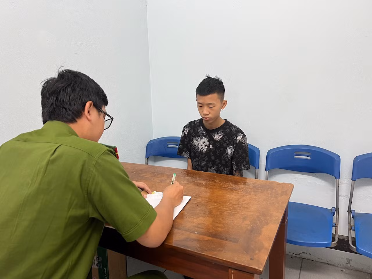 Cuốn băng đỏ để tránh trả thù nhầm, 5/11 đối tượng bị tạm giữ hình sự về hành vi gây rối trật tự công cộng -0
