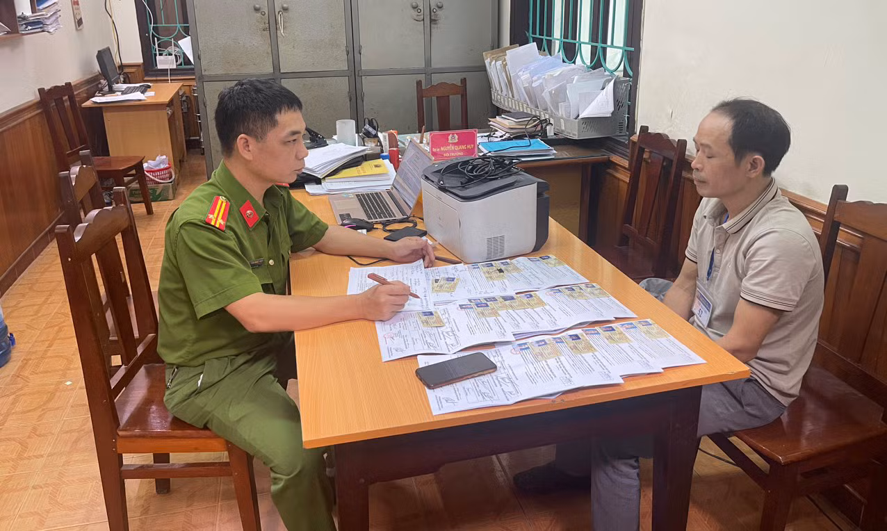 Lật tẩy đường dây sản xuất giấy phép lái xe giả -0