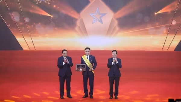 Tổng Giám đốc Petrovietnam Lê Mạnh Hùng được vinh danh Top 10 Doanh nhân tiêu biểu nhất Việt Nam năm 2022