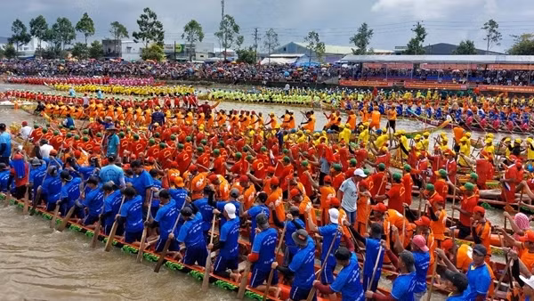 Khai mạc đua ghe Ngo Sóc Trăng