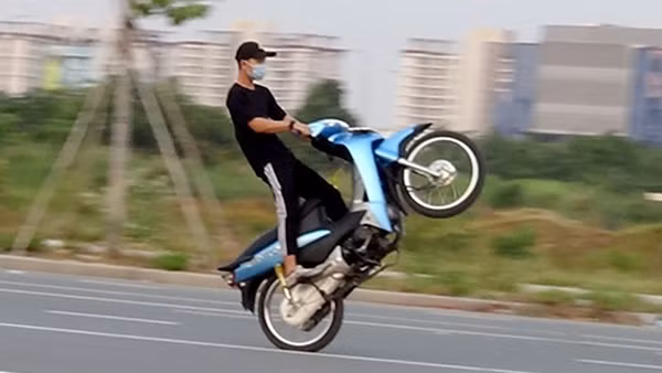 Phạt 7,5 triệu đồng thanh niên nẹt pô, bốc đầu “diễn xiếc” trên phố