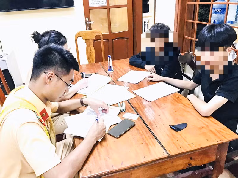 Xử lý hàng chục thanh thiếu niên đua xe trái phép ở Quảng Trị -0