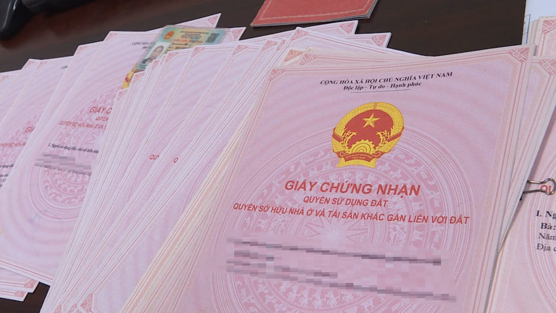 Thấy đất bỏ hoang, thuê người làm hàng chục giấy chứng nhận quyền sử dụng đất giả -0