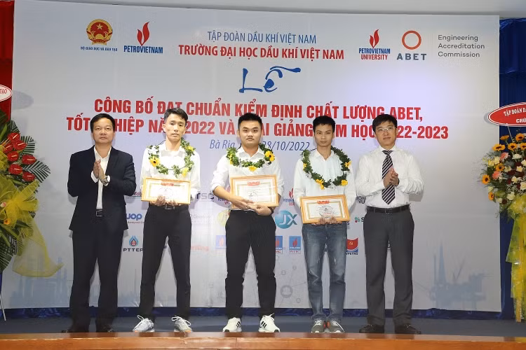 Trường Đại học Dầu khí Việt Nam khai giảng năm học 2022-2023 và trao bằng thạc sĩ, kỹ sư -1