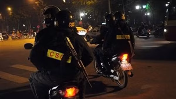 Bắt giữ 2 thanh niên dùng gạch ném Cảnh sát cơ động