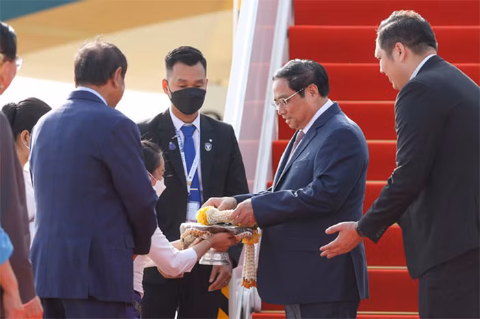 Thủ tướng Phạm Minh Chính tới Thủ đô Phnom Penh, bắt đầu chuyến thăm chính thức Campuchia -0