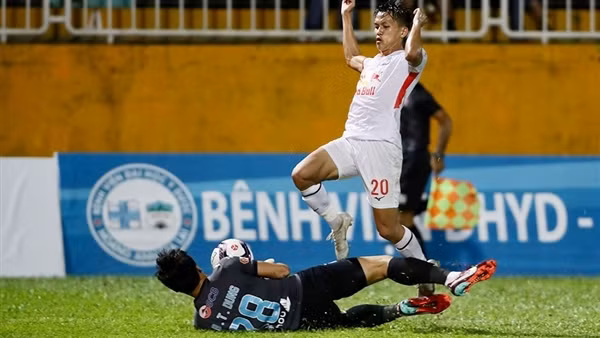 V.League 2022 và “bóng ma xin-cho”