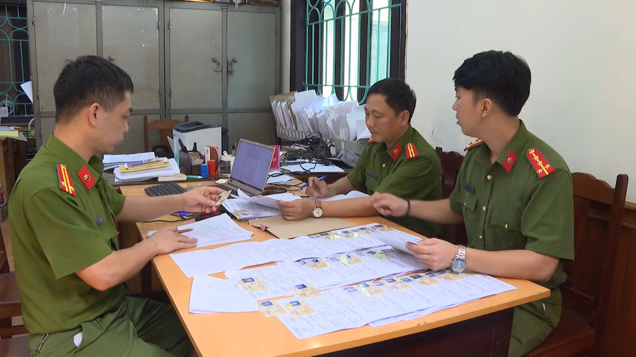 Lật tẩy đường dây sản xuất giấy phép lái xe giả -0