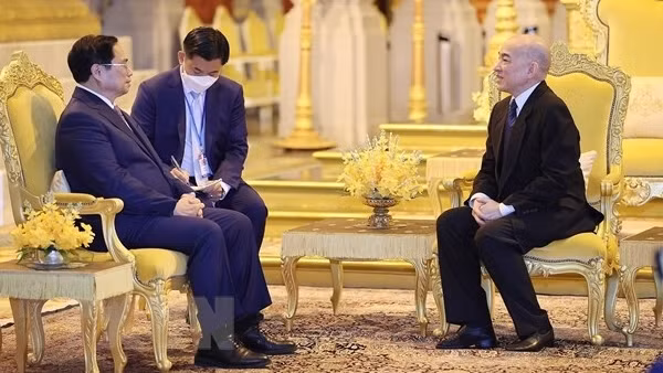 Thủ tướng Phạm Minh Chính hội kiến Quốc vương Norodom Sihamoni