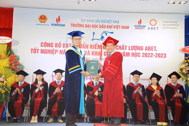 Trường Đại học Dầu khí Việt Nam khai giảng năm học 2022-2023 và trao bằng thạc sĩ, kỹ sư -1
