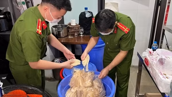 Thu giữ 14 bình khí cười trong quán bar Lavita ở phố cổ