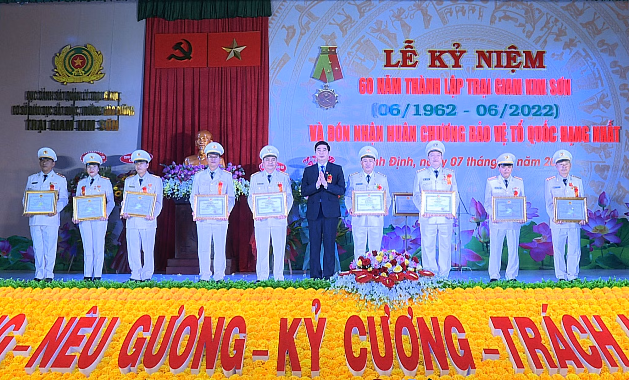 Trại giam Kim Sơn đón nhận Huân chương Bảo vệ Tổ quốc hạng Nhất -0