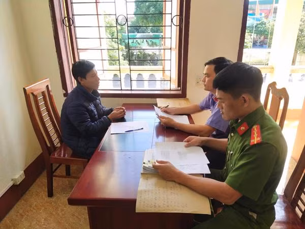 Khởi tố người cha vác dao xông vào trường học bắt Hiệu trưởng quỳ xin lỗi con mình -0