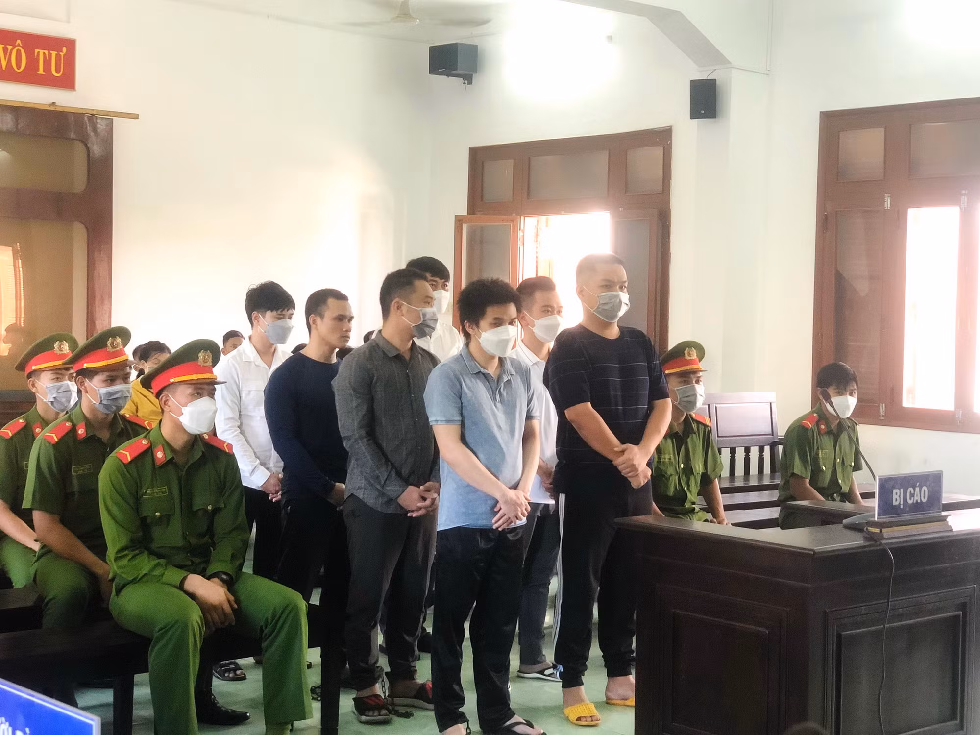 Xét xử 6 bị cáo mua bán, tàng trữ và sử dụng trái phép vũ khí quân dụng -0