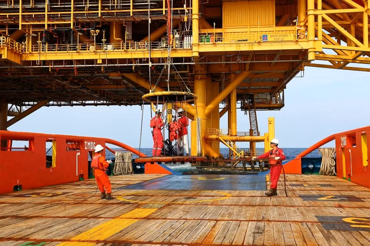 Petrovietnam “về đích” chỉ tiêu sản lượng khai thác dầu thô, nỗ lực cung ứng xăng dầu cho thị trường -0