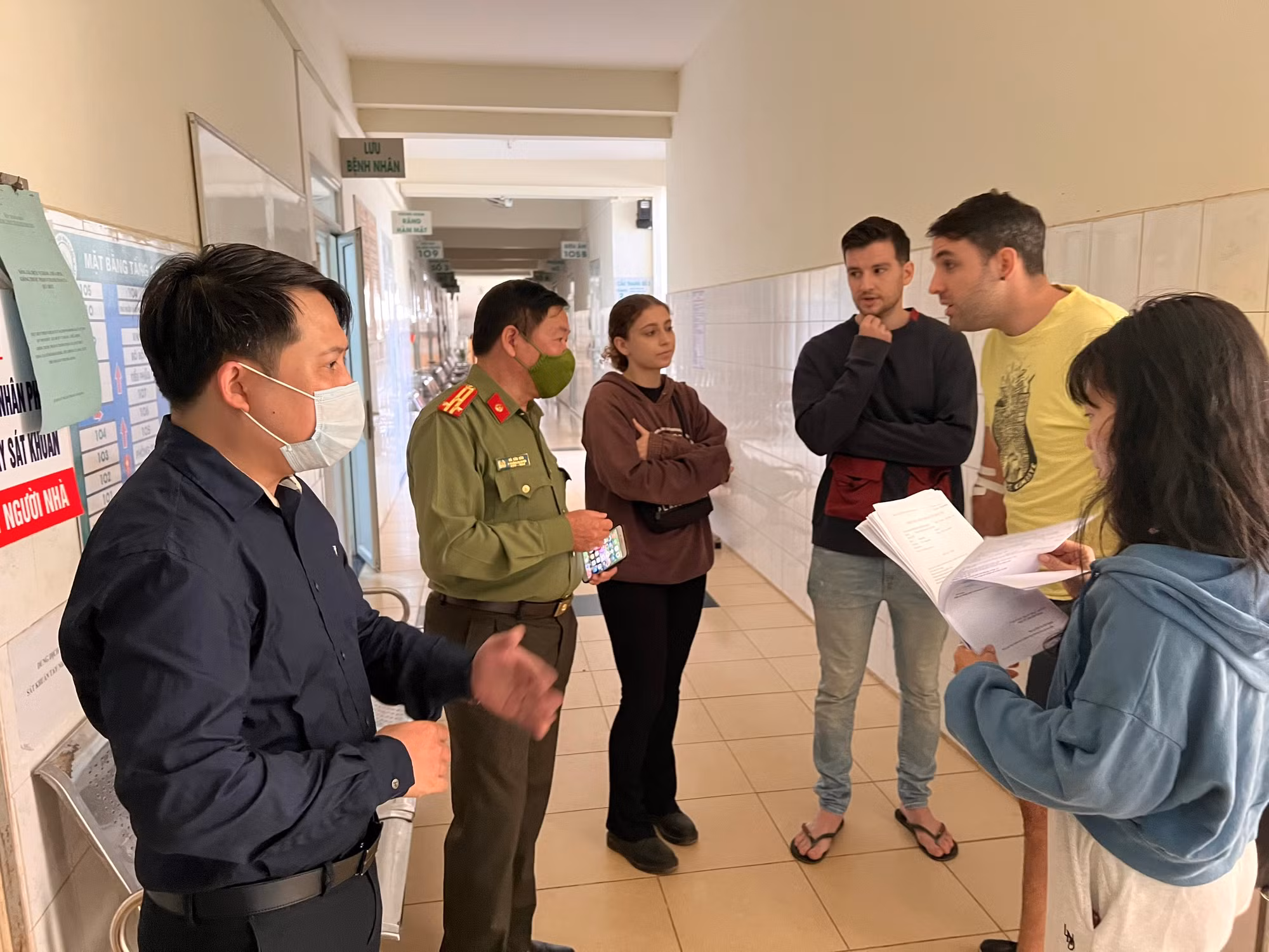 Cảm ơn Công an giúp đỡ nạn nhân người nước ngoài trong vụ tai nạn giao thông -0