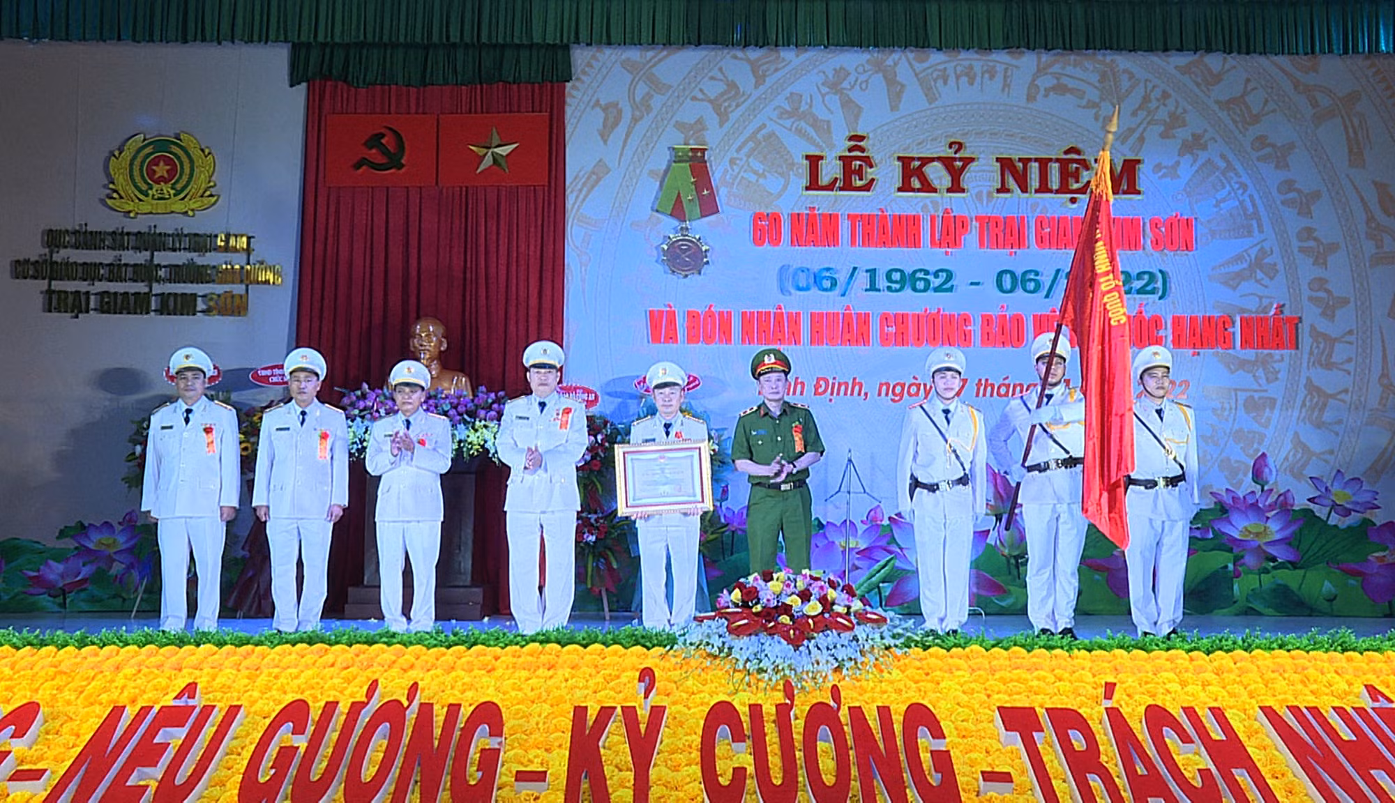 Trại giam Kim Sơn đón nhận Huân chương Bảo vệ Tổ quốc hạng Nhất -0