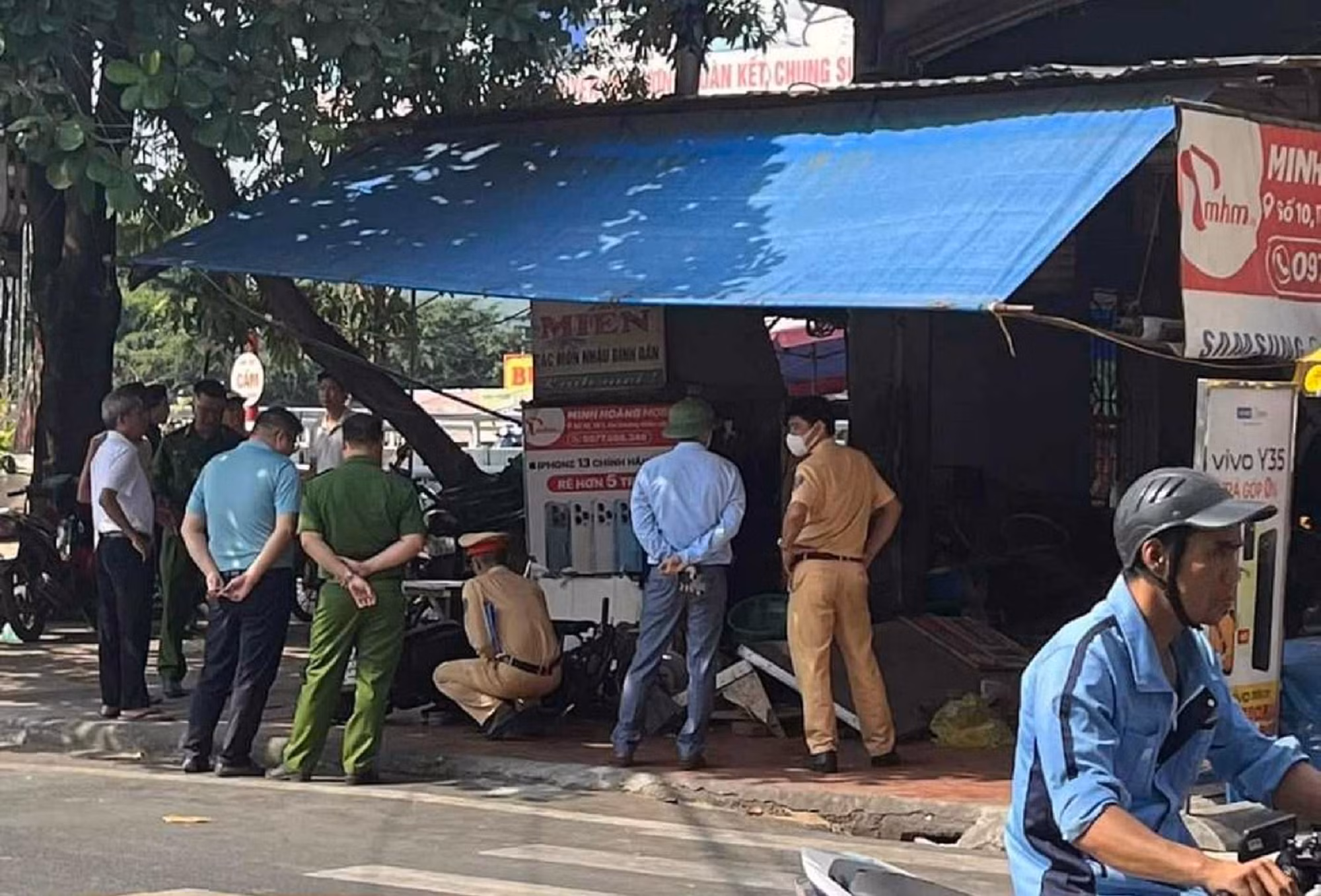 Nhà dân tan hoang sau cú taxi vào… đón khách -0