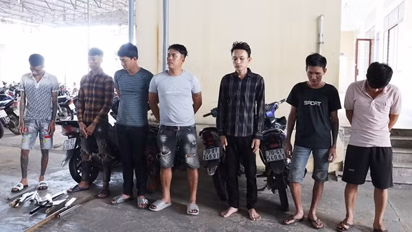 Bắt nhóm “bảo kê” và hủy hoại tài sản các quán cà phê