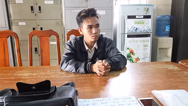 Kẻ cướp giật tài sản của phụ nữ ra đầu thú
