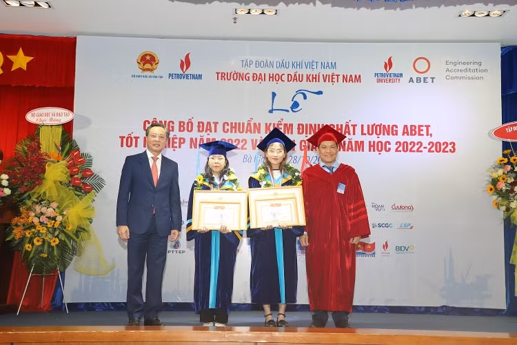 Trường Đại học Dầu khí Việt Nam khai giảng năm học 2022-2023 và trao bằng thạc sĩ, kỹ sư -0