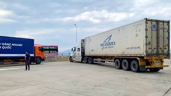 Lái xe đầu kéo chắn ngang cao tốc&nbsp;gây ùn tắc rồi "cãi cùn" CSGT