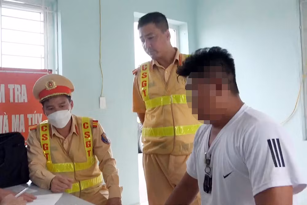 Lái xe đầu kéo chắn ngang cao tốc&nbsp;gây ùn tắc để dọa CSGT -0